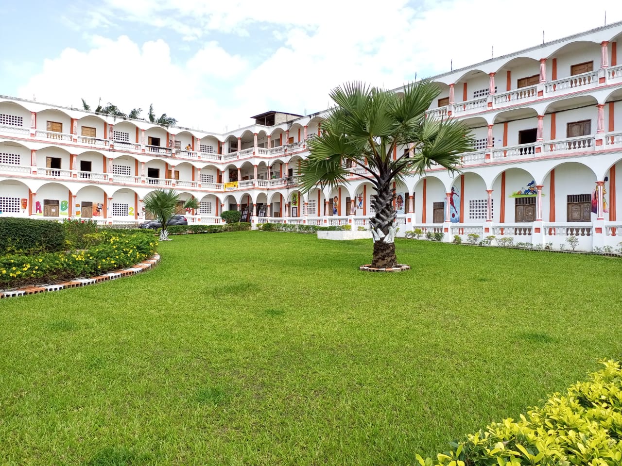 Campus et infrastructures du Collège Privé Nayeba